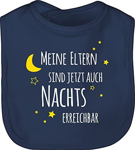 Shirtracer Baby Lätzchen - Sprüche - Meine Eltern sind jetzt auch Nachts erreichbar - Unisize - Navy Blau - geschenke zur geburt für jungen lustige babysachen spruch strampler babylätzchen