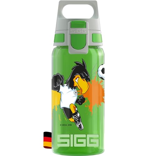 SIGG - Trinkflasche Kinder - Viva One DFB Paule - Für Kohlensäurehaltige Getränke Geeignet - Auslaufsicher - Spülmaschinenfest - BPA-frei - Sport & Schule - Grün mit Fußball Aufdruck - 0,5L