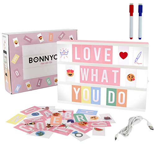 BONNYCO Light Box Rosa A4 mit 400 Buchstaben, Emojis, 2 Stifte, USB, Ä Ö Ü ß Enhalten. Pink Led Lightbox Buchstaben Geschenk für Frauen, Mädchen. Led Leuchtkasten Kinder Schlafzimmer, Wohnzimmer Deko